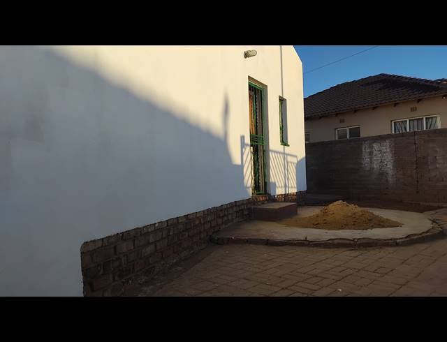 2 BEDROOM FREEHOLD FOR SALE IN KAGISO